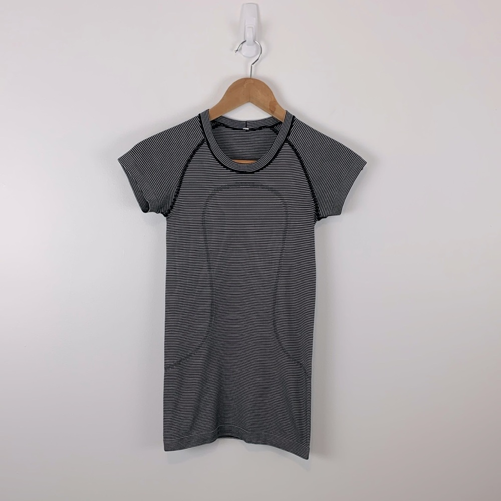 Lululemon Swiftly Tech Short Sleeve Crew Neck Size 2 in Black and White Stripe